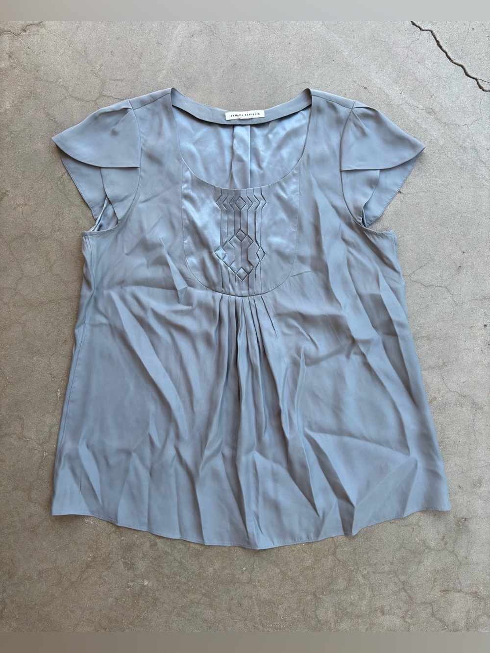 Banana Republic 100% Silk Blouse Light Blue Flutter Sleeve Pleated Front Medium